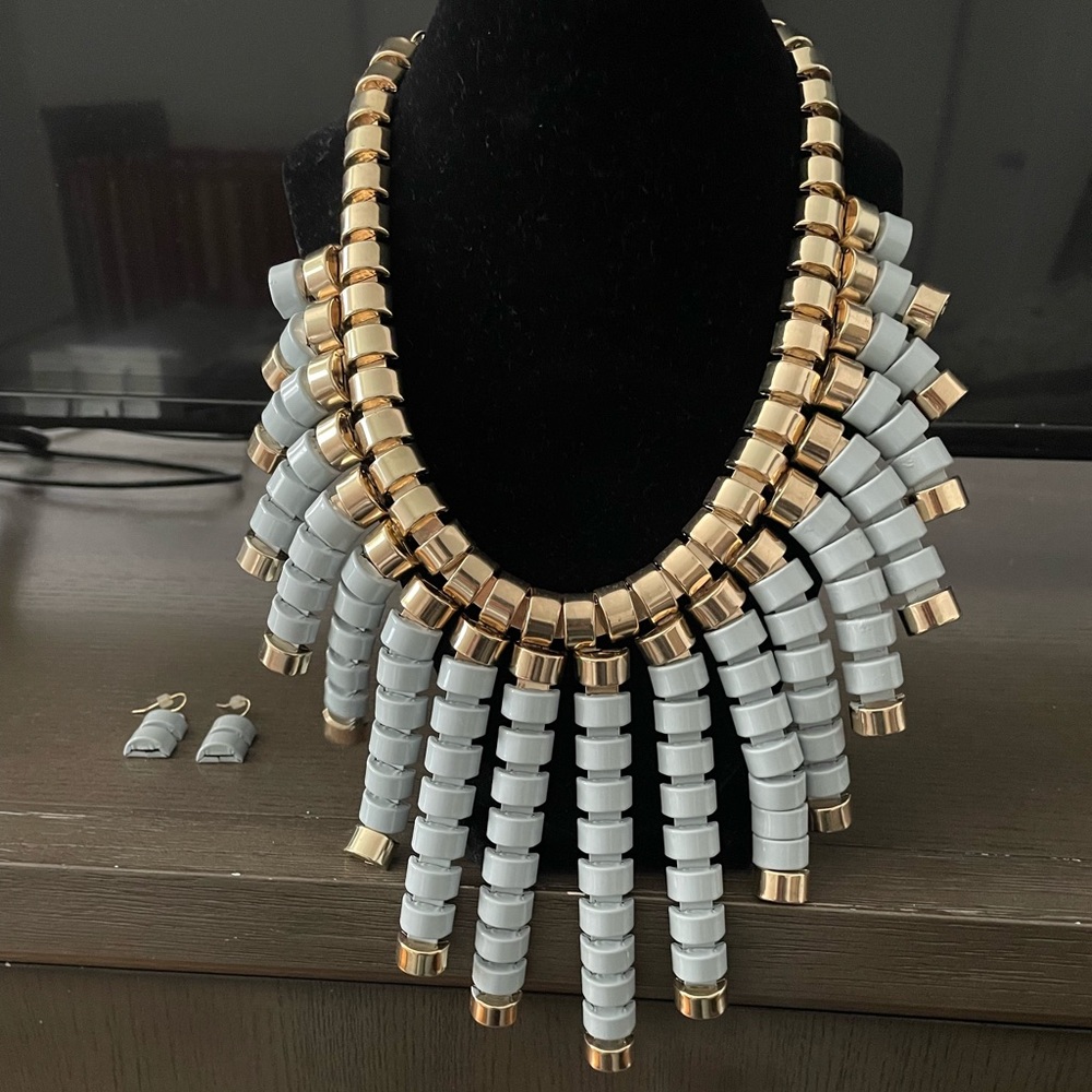 Beautiful Unique Necklace & Matching Earrings